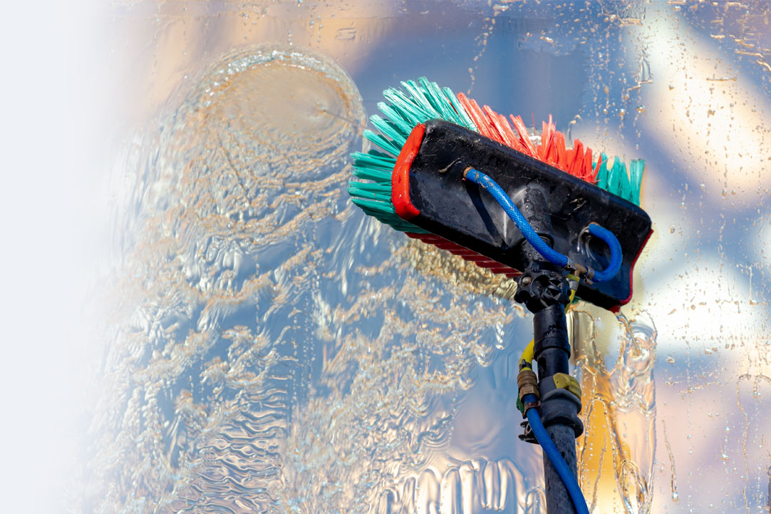 Mycie paneli fotowoltaicznych dla domu, zakładu produkcyjnego, farmy fotowoltaicznej