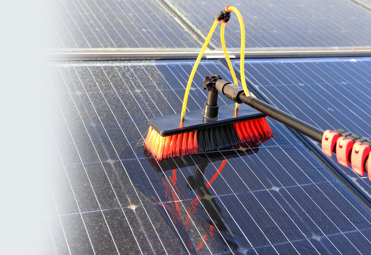 Mycie paneli fotowoltaicznych dla domu, zakładu produkcyjnego, farmy fotowoltaicznej